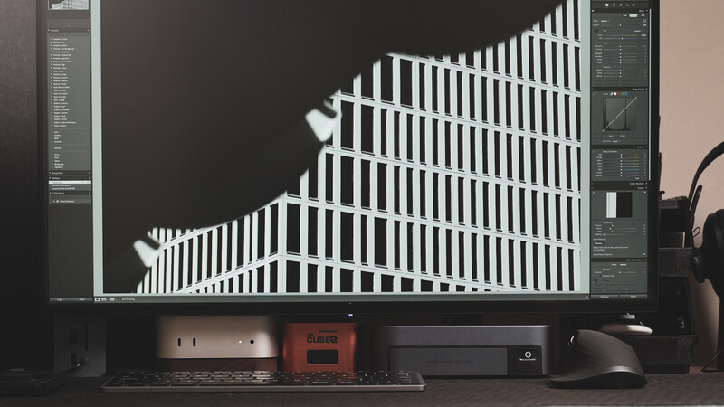 Screenshot of architectural visualization software displaying a white gridded building facade with curved form against dark background.