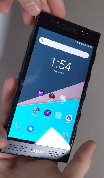 Smartphone displaying home screen with app icons and lock screen time display.