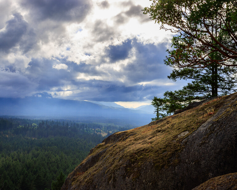 Photograph from a lookout overlooking a valley and mountains