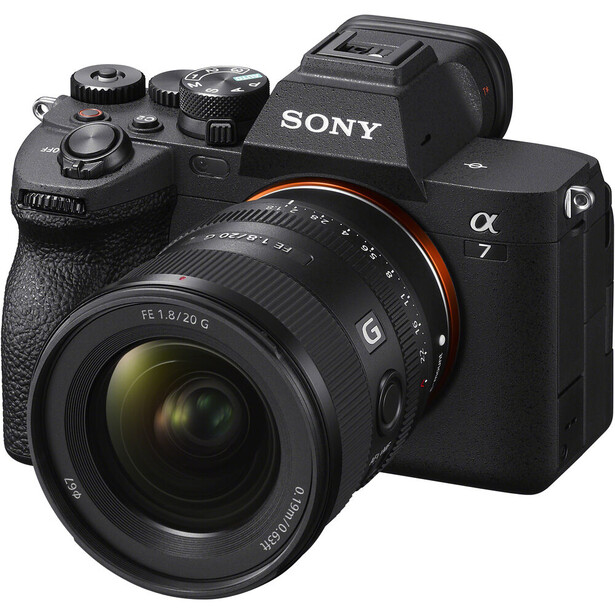 Sony α7 mirrorless camera with attached zoom lens, displayed against white background.