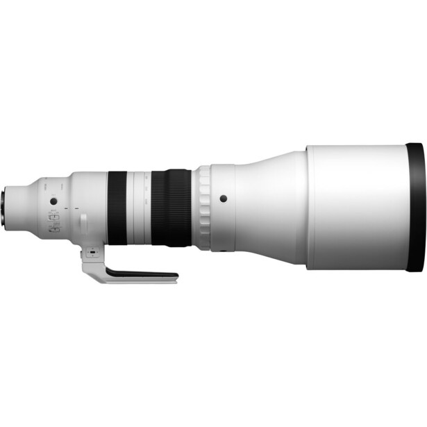 Illustration of a white telephoto lens with black rubber grip bands and a tripod foot collar.