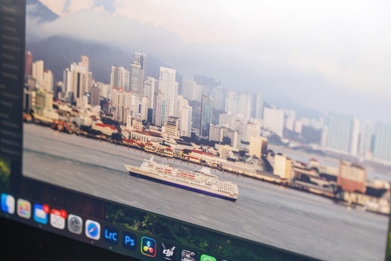 Screenshot of photo editing software displaying a cityscape with cruise ships in a harbor.