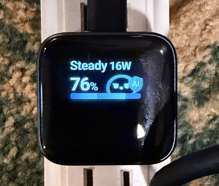 Screenshot of a power adapter display showing 16W power output and 76% battery charge indicator.