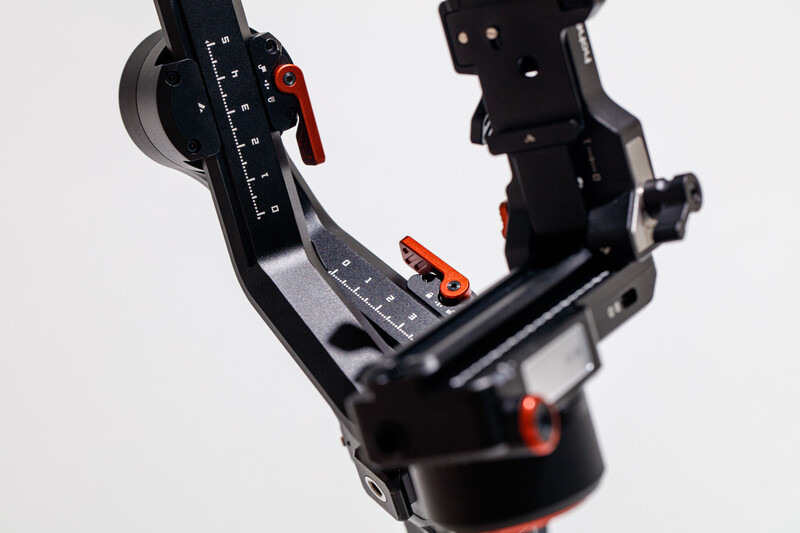 Panoramic tripod head with pan and tilt controls, featuring measurement scales and red adjustment levers.