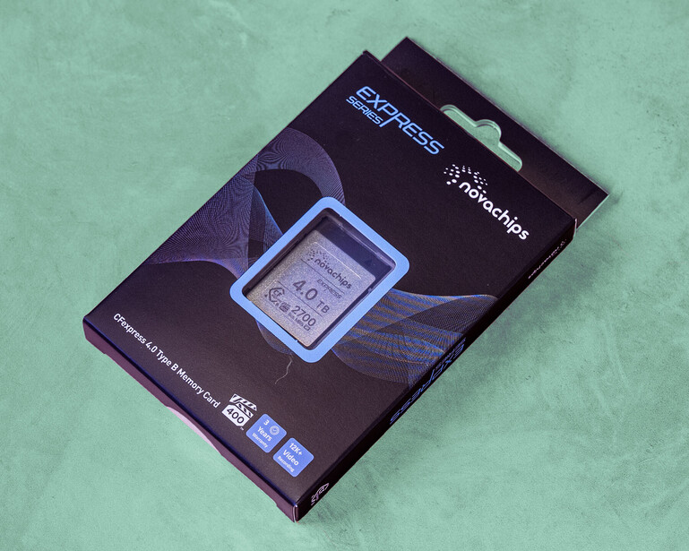 Packaging box for a blue GPS device mounted on a mint green background.