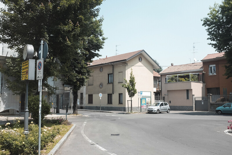 Italian residential street intersection with period architecture and clear afternoon lighting