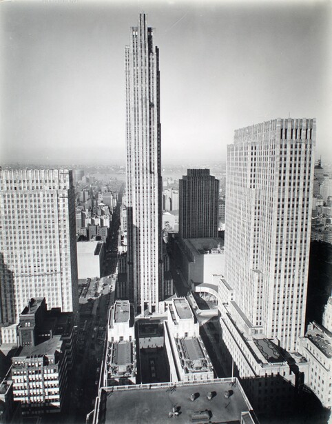 Black and white aerial view of Manhattan skyscrapers and urban grid