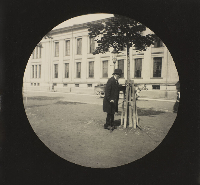 A candid 1890s street photograph made with a concealed camera in Kristiania, now Oslo, its circular frame the signature of a hidden lens