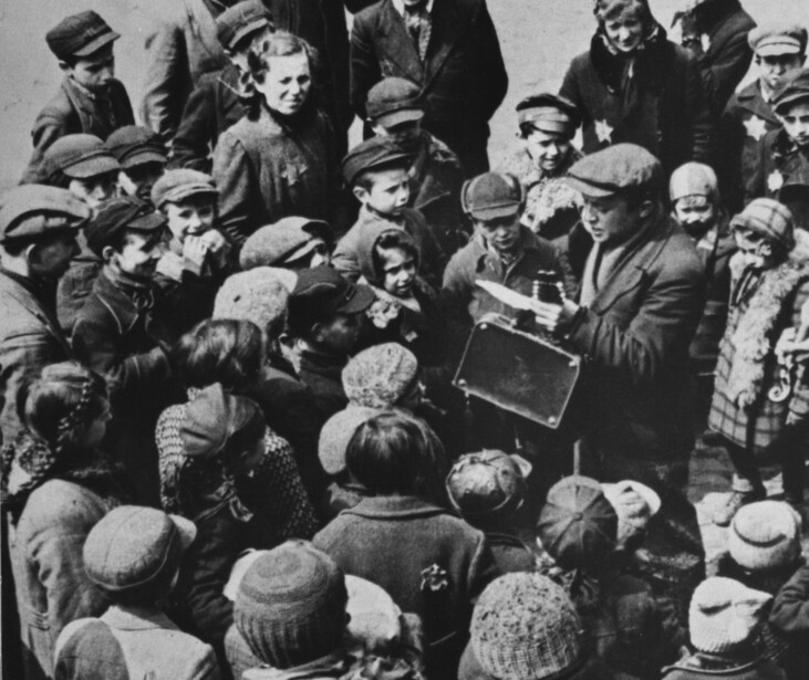 A surviving Mendel Grossman photograph of daily life in the Lodz (Litzmannstadt) Ghetto, 1941