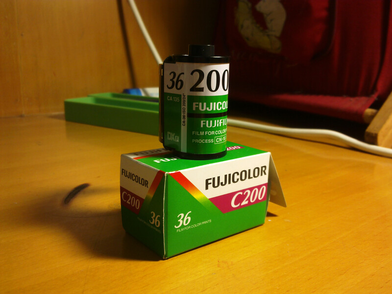 A roll of Fujifilm Fujicolor C200 color negative film beside its box