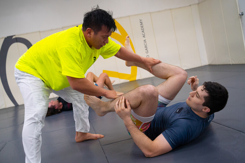 2 men practicing jiu jitsu
