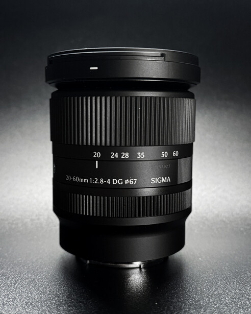 Sigma 18-50mm f/2.8-4.5 DC zoom lens with focus distance markings on dark background
