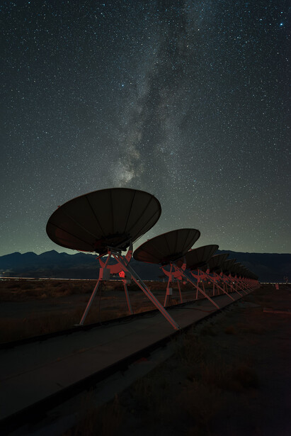 Original photo. A long row of radio telescopes with the Milky Way.