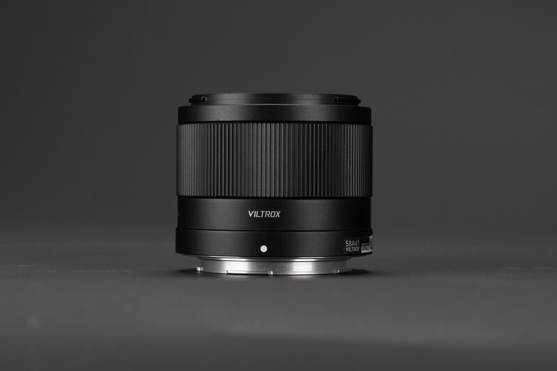 The AF 40mm f/2.5 Air L uses the simplest optical formula of the four, 10 elements in 6 groups