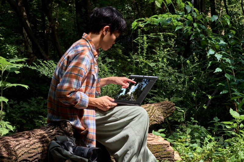 Up to 2,000 nits of SDR brightness outdoors makes the screen far easier to read in the field.