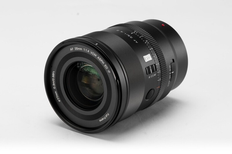 The Nikon Z version of the AF 35mm f/1.4 Pro has the same aperture ring, AF/MF switch, and Fn button as the Sony version.