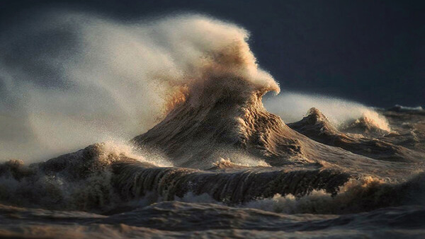Photographer Captures Incredible ‘Liquid Mountains’ During Wind Storms on Lake Erie