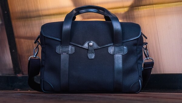Fstoppers Reviews the Barber Shop 'Bob Cut' Messenger Camera Bag