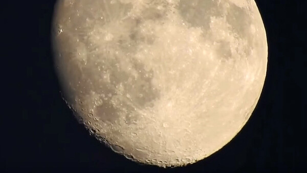 The Nikon P900 and Its Crazy Zoom Lens Takes Us All the Way to the Lunar Surface