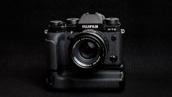 Fstoppers Reviews the Fujifilm VPB-XT2 Camera Grip
