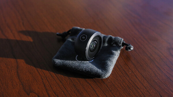 Fstoppers Reviews the 170-Degree Superfish Mobile Lens by Moment
