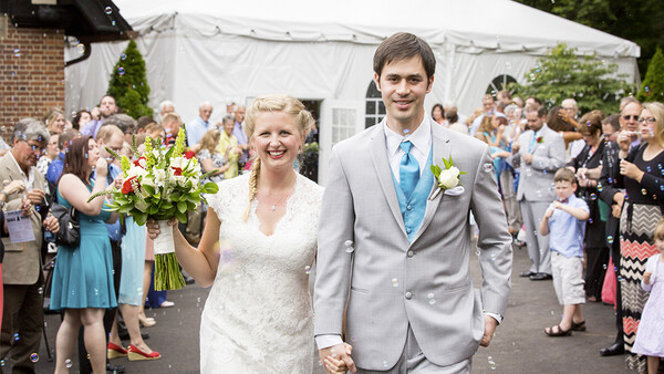 Brides Magazine Says Professional Wedding Photographers Only Use 'Cannon or Nikon'