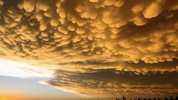 'FRACTAL' Captures the Beauty and Fury of Powerful Storms