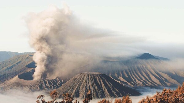 Newlyweds Have Wedding Photos Taken in Front of Erupting Volcano