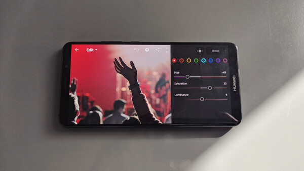 Should You Be Using a Smartphone and DSLR Combo for Concert Photography?