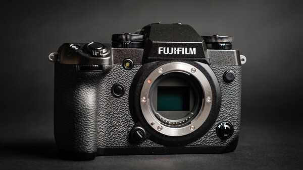 FUJIFILM X−H1 Fujifilm X-H1 Mirrorless Digital Camera (Body Only) : Amazon.ca