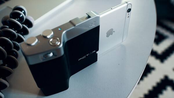 Give Your iPhone DSLR-Like Ergonomics with the Miggö Pictar