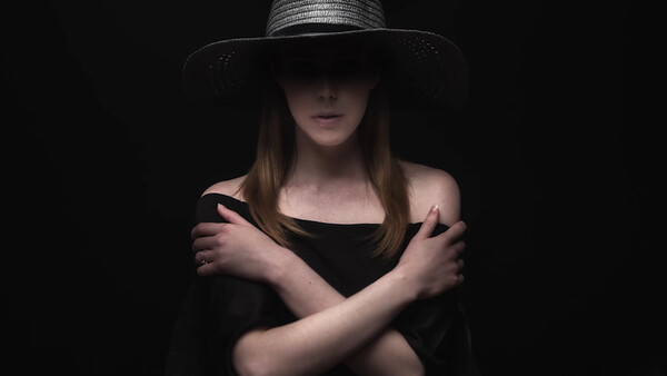 Five Different Looks Using a Single Black Hat 