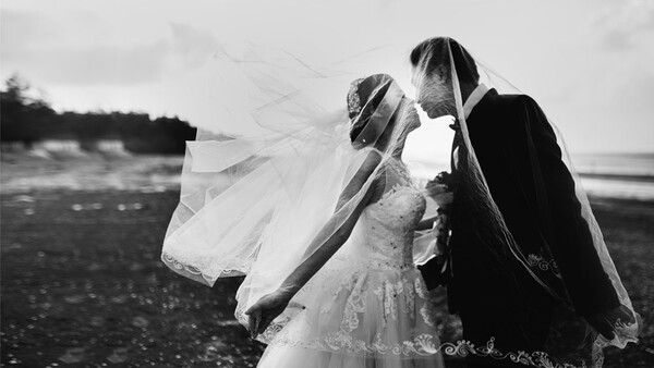 Sunbather 'Ruins' Wedding Photos by Refusing to Move Out of Shot: Who Is in the Right?