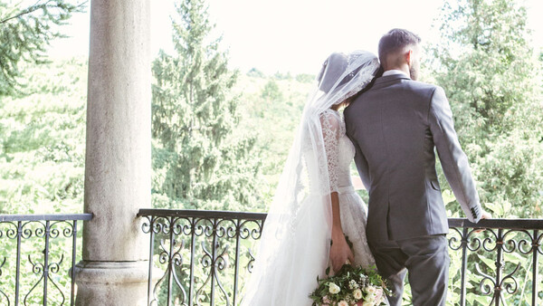 Newly-Married Couple Make Plea After Wedding Photographer is Mugged, Images Taken