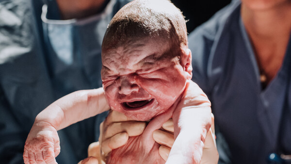 Woman Beautifully Photographs Her Own Childbirth