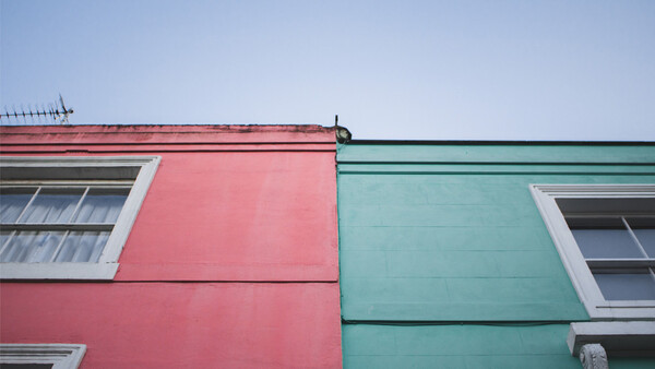 Residents of London's Notting Hill Beg Bloggers to Stop 'Swarm' of Instagram Photoshoots