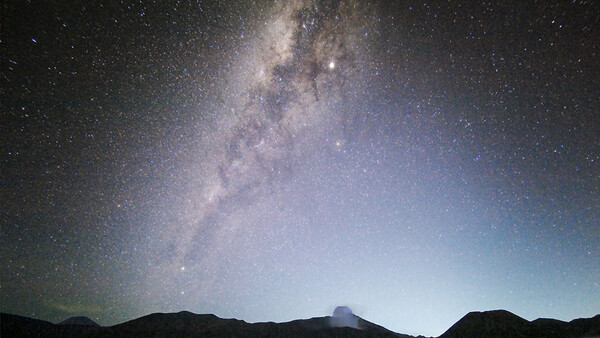 These Milky Way and Meteor Photos Were Taken With a Phone