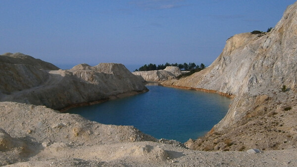Instagrammers Hospitalized After Jumping Into Poisonous Lake