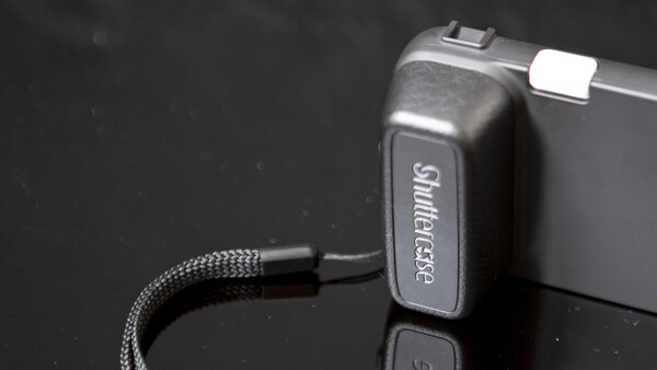 Fstoppers Reviews the SHUTTERCASE Pro Camera Handle for Moment Lenses