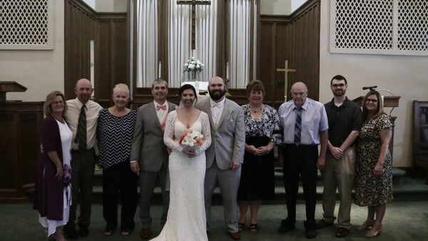 Couple Who Paid Wedding Photographer $800 are Left With 'Dark, Grainy Images', Family's iPhone Photos Better