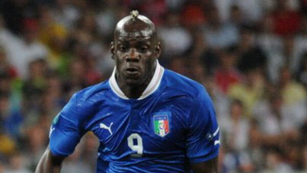 Balotelli Destroys Photographer’s Camera by Kicking It From Tripod in Fit of Rage at Being Substituted