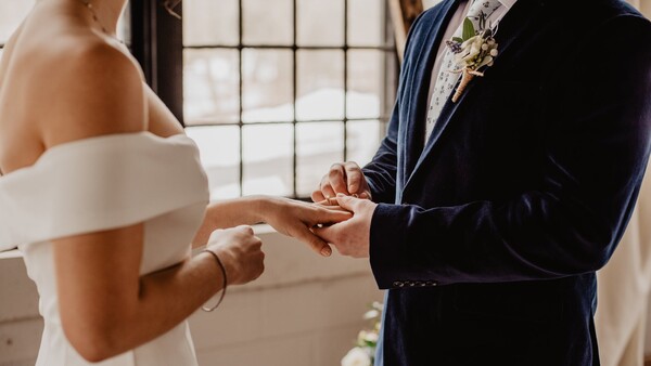 Couple Stages Wedding Again for Reshoot After Amateur Photographer Used Stock Imagery in Her Portfolio