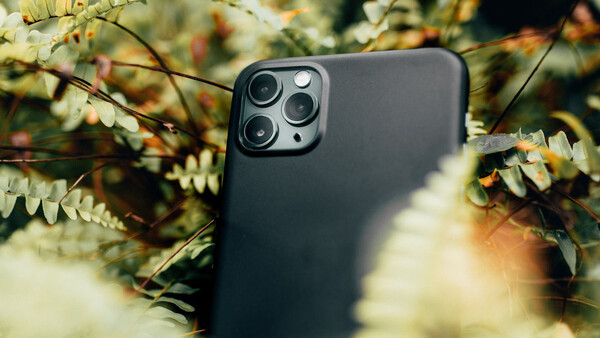 Apple Paid a Hacker $75,000 After He Discovered Bug That Allowed Anyone Access to Your iPhone Camera