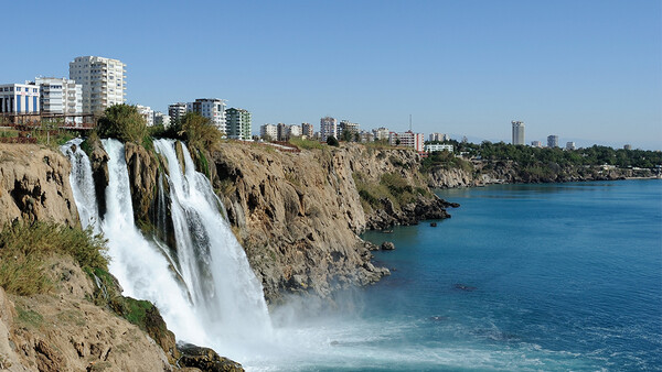Woman Falls to Death Taking Photo on Cliff to Celebrate End of Coronavirus Lockdown