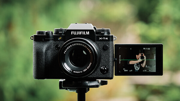 Fstoppers Reviews the Fujifilm X-T4: A Deviation