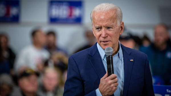 Unauthorized Photographer Passes Joe Biden's Secret Service Security Team to Gather in Press Pit by Plane