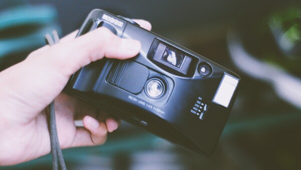 App That Replicates Effect of a Disposable Camera Receives Huge Investment From Reddit Co-Founder