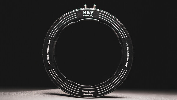 H&Y Vizeflux circular filter with 67-82mm step-up ring displayed against dark background.