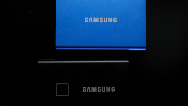 Screenshot of Samsung device startup screen with blue background and loading progress bar.