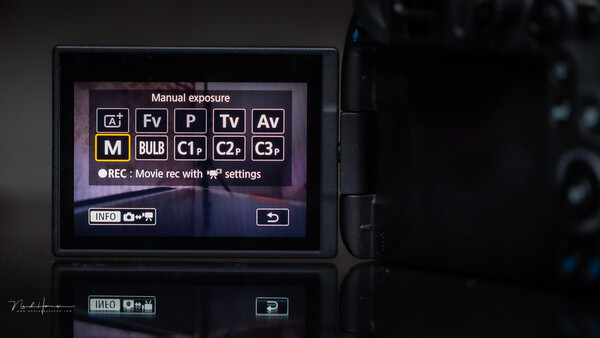 Screenshot of a digital camera's LCD screen displaying manual exposure mode options and shooting settings.
